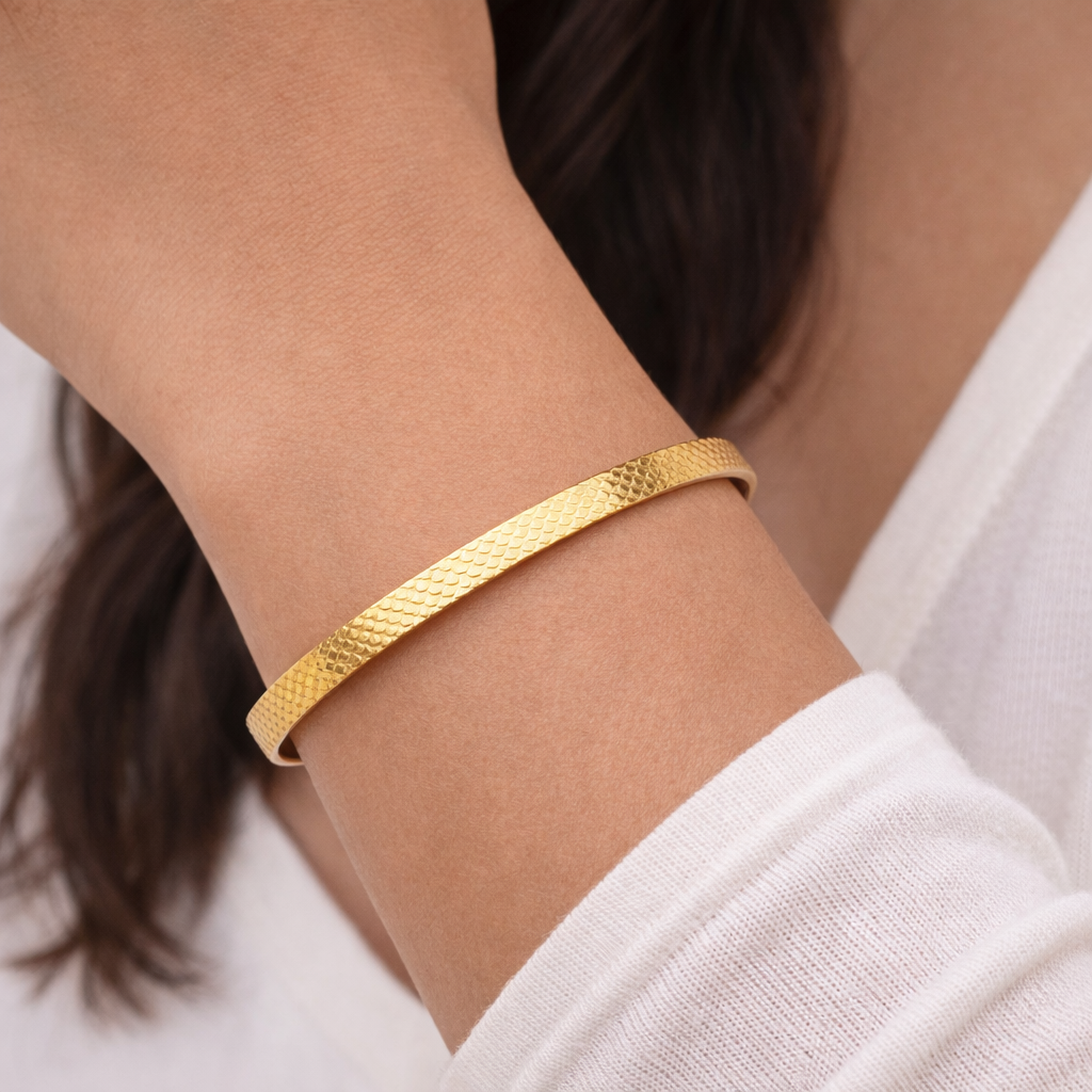 Ilanja Eterna Gold Texture Bangle