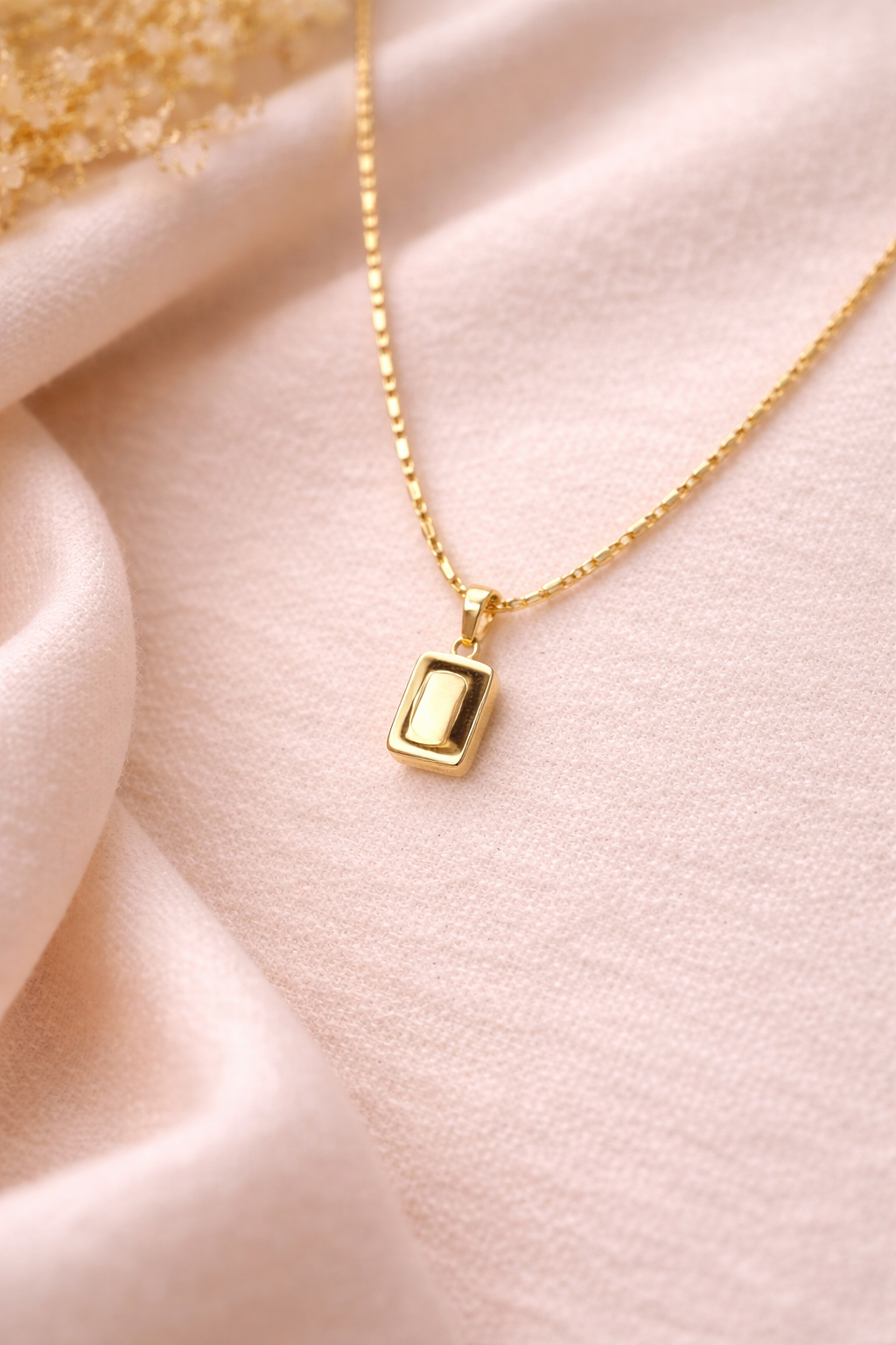 Ilanja LumiSquare Gold Pendant